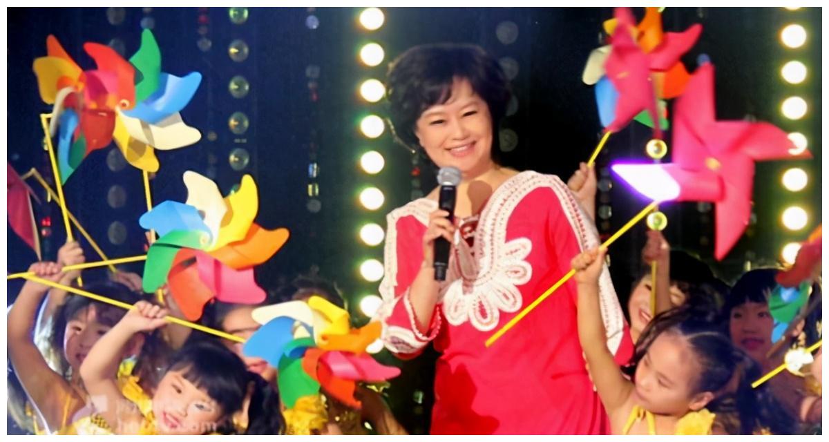 鞠萍姐姐在大风车上主持节目刚开始那会儿,鞠萍姐姐在七巧板当中饰演