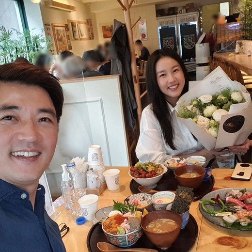 安在旭的妻子崔贤珠是一名音乐剧演员,两人在2015年结婚,育有一儿一女