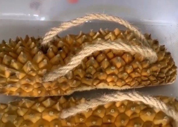 男子制榴莲壳人字拖赠女友网友看见都脚痛