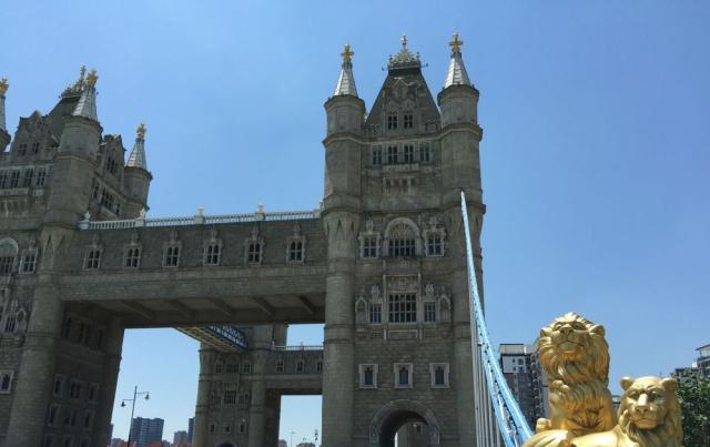 江苏一个模仿伦敦塔桥的建筑 高40米不要门票 游客却不买账 财经头条