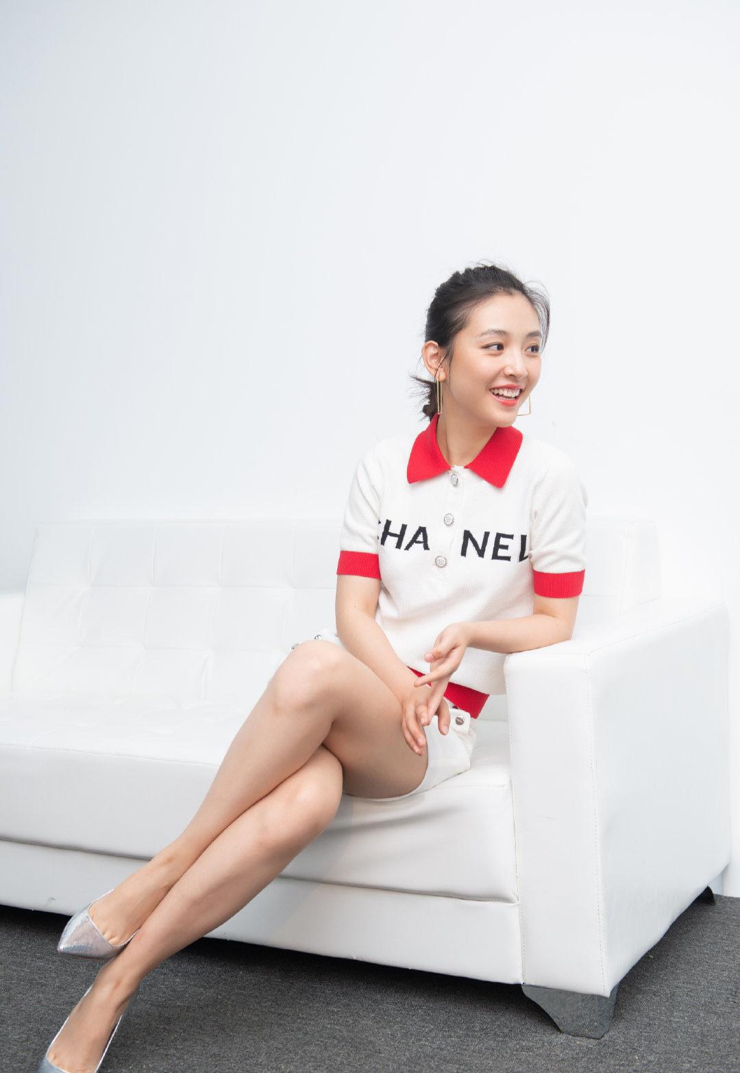 吴倩穿搭超有范牛仔衬衣白色裤子时尚又气质丸子头大气简约