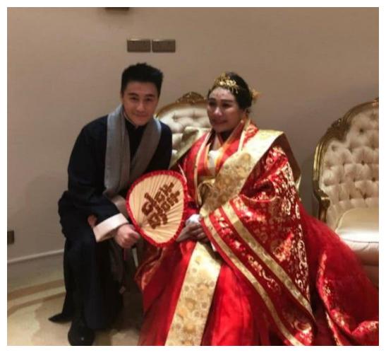 赌王女儿何超盈30岁生日,终于瘦了,婚礼上胖成球身形抵两老公