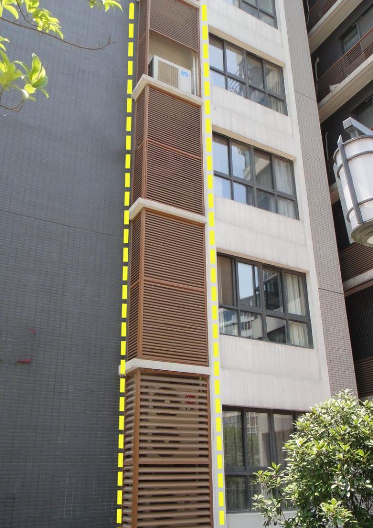 开发商把空调机位留在飘窗旁,业主让木工做暗门遮住,隐形降噪