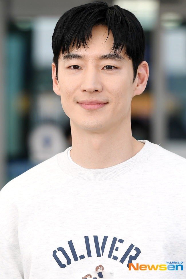 李帝勋仁川机场私服新闻图,40岁的人了,保养的好好