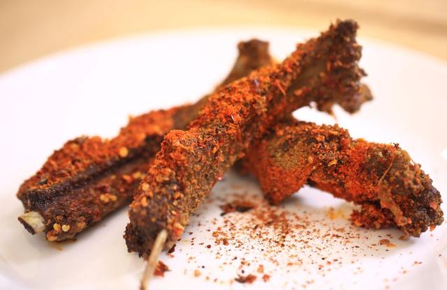 秘制吮指香辣烤羊排,鲜香入味,肥而不腻,好吃