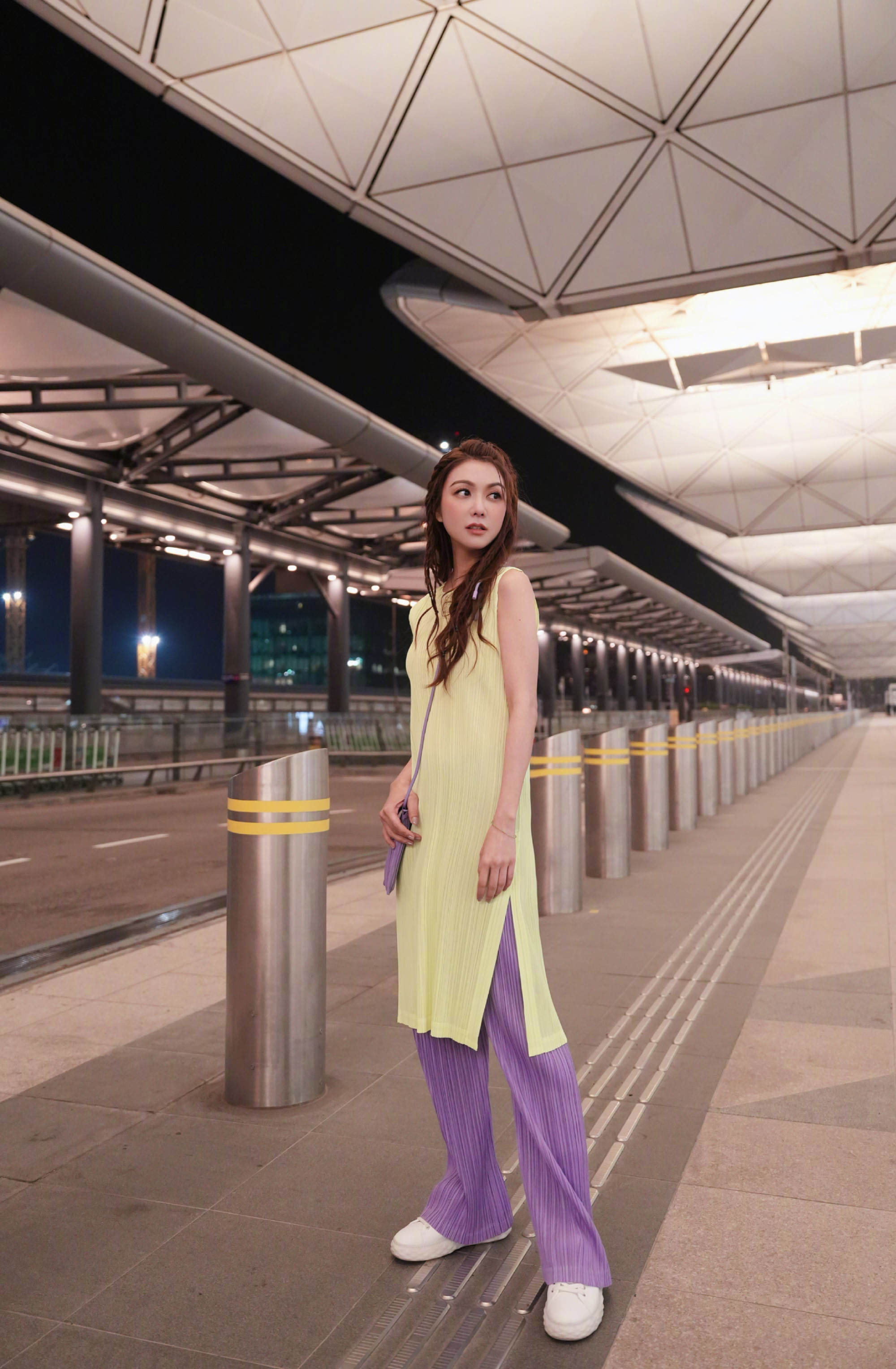 薛凯琪机场现身出发巴黎时装周大胆撞色活泼灵动