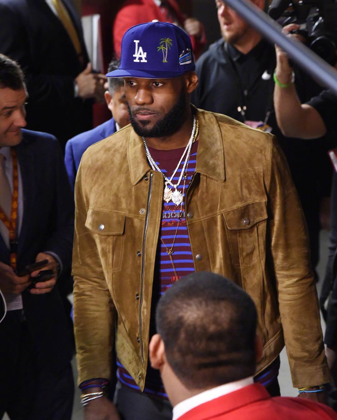 曾被吐槽颜值丑的詹姆斯,现在的他是这模样的!