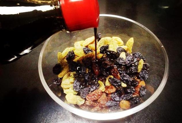 把醋倒进葡萄干里,想不到这么厉害,很多人还不知道,学会省钱了休闲区蓝鸢梦想 - Www.slyday.coM 把醋倒进葡萄干里,想不到这么厉害,很多人还不知道,学会省钱了休闲区蓝鸢梦想 - Www.slyday.coM