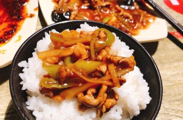 青岛最老的苍蝇小馆换新颜，菜品依然可以点半份，老味道不变
