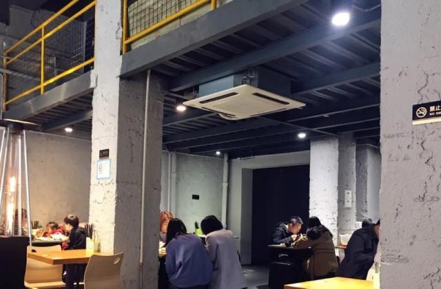 青岛最老的苍蝇小馆换新颜，菜品依然可以点半份，老味道不变