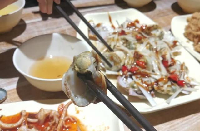 青岛最老的苍蝇小馆换新颜，菜品依然可以点半份，老味道不变