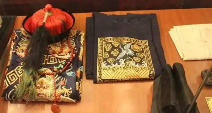 这种就是没品的小官了   也就是俗称的官吏      而除了顶戴之外