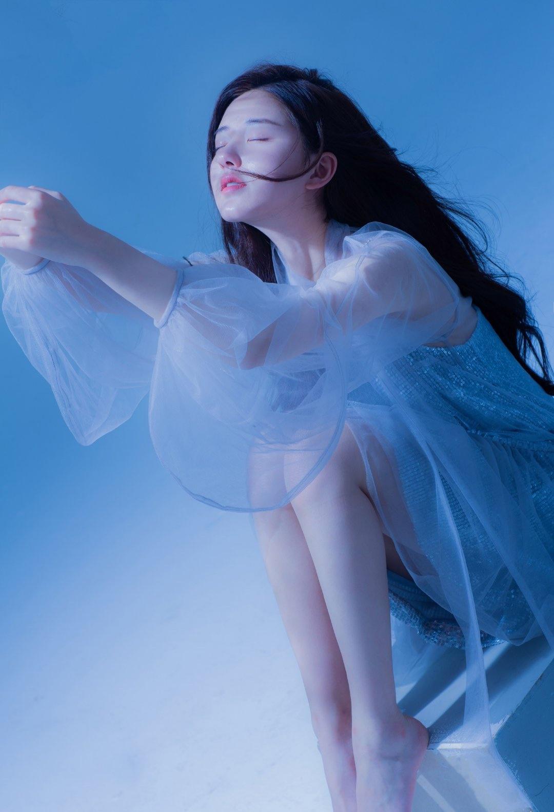 赵露思网纱造型真迷人,蓝色亮片裙神秘又高雅,宛若美人鱼现身