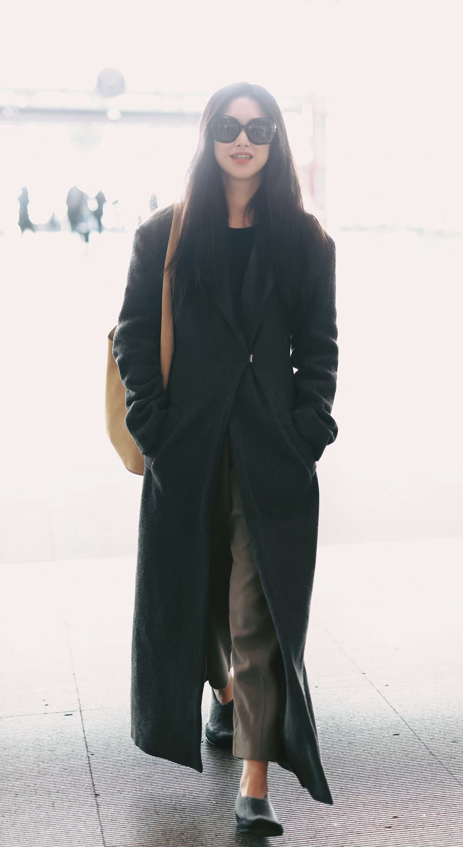 朱珠一身看似低调简洁的穿搭很显她自己独特的穿衣品位