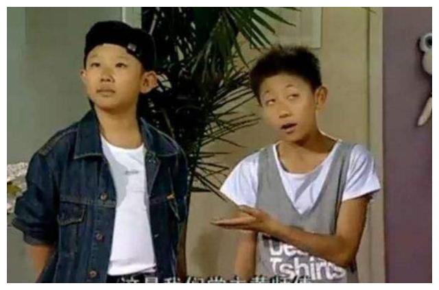 他童星出道17年，今35岁依旧演小孩，和漂亮妻子同框像“母子”__财经头条