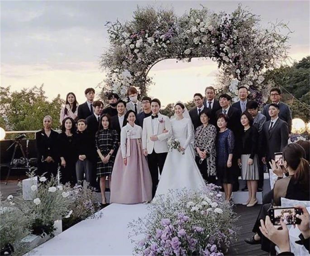 神话成员Andy和前美女主播举行婚礼,韩国最长寿组合仅剩3人未婚|申彗星|李恩珠|神话组合_新浪新闻