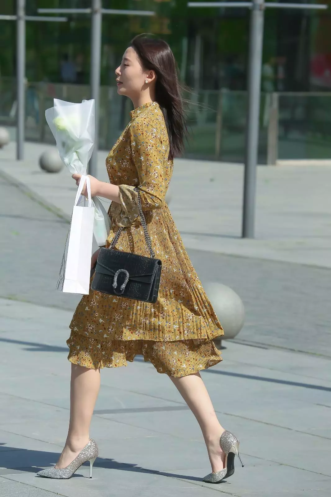 街拍时尚:美女穿上高跟鞋,展示出女神般的姿态|高跟鞋|时尚|街拍_新浪