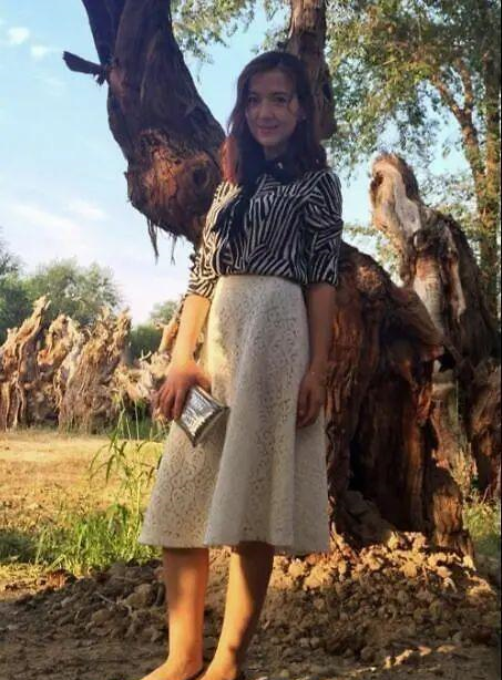 尼格买提老婆真会穿,挂脖小黑裙搭披肩发,这"侧颜杀"我爱了__财经头条