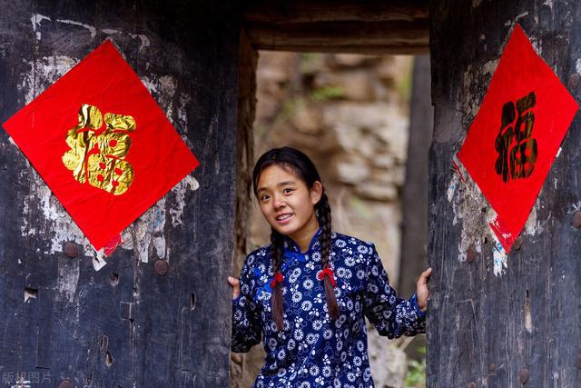 闷热盛夏,北方的农村姑娘——村花毛荣荣,想要洗个