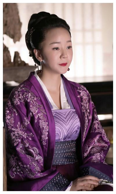 而如今高鑫凭借《琅琊榜》,《都挺好》等剧成功翻身成一线,而他的妻子