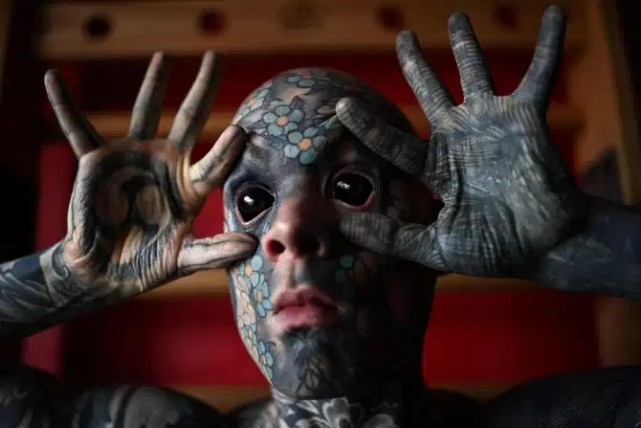 男子痴迷纹身全身上下都是眼球全黑宛如外星人