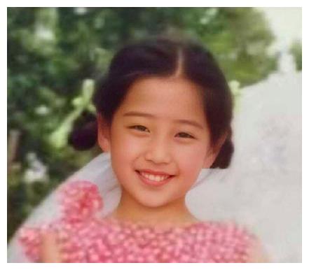 金晨小时候的照片一眼就能看出是她,黄景瑜像是家境很好的小少爷