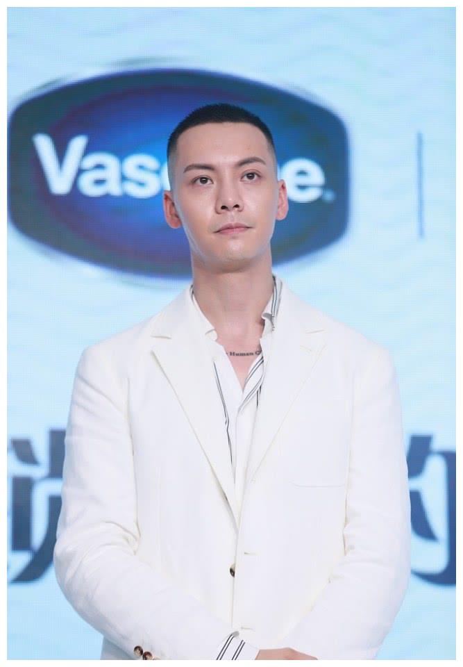 陈伟霆:纯白色西装毛寸发型加持帅爆全场