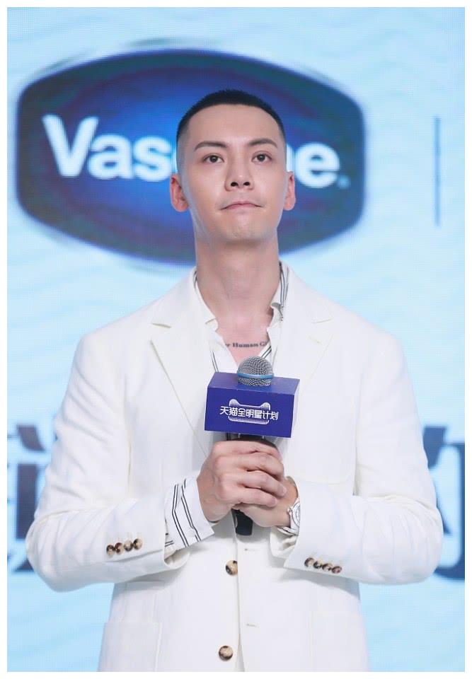 陈伟霆:纯白色西装毛寸发型加持帅爆全场