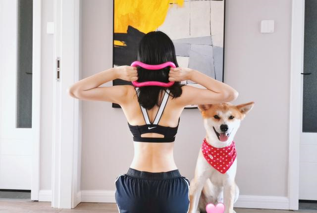 这可能是世界上最爱健身的狗狗,经常跟着主人一起锻炼!休闲区蓝鸢梦想 - Www.slyday.coM 这可能是世界上最爱健身的狗狗,经常跟着主人一起锻炼!休闲区蓝鸢梦想 - Www.slyday.coM