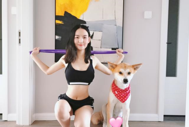 这可能是世界上最爱健身的狗狗,经常跟着主人一起锻炼!休闲区蓝鸢梦想 - Www.slyday.coM 这可能是世界上最爱健身的狗狗,经常跟着主人一起锻炼!休闲区蓝鸢梦想 - Www.slyday.coM