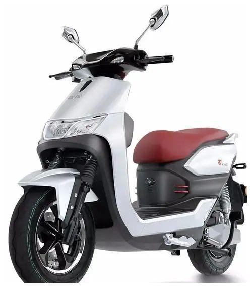 依据赛例进行大量改装而成的台铃虎贲赛车,与市售版的标准车(1200w)有