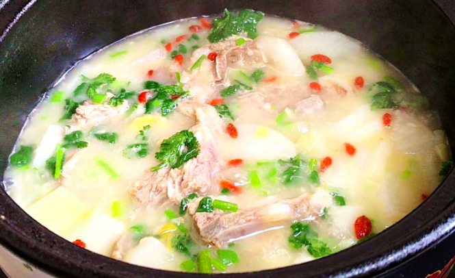 炖羊肉汤,放料不能太随意,牢记正确做法,羊汤鲜香十足,无膻味