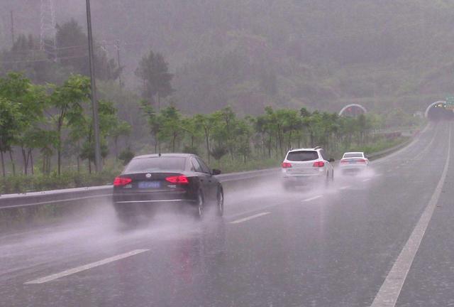 下雨天行驶高速,应该注意些什么?这些知识点要掌握