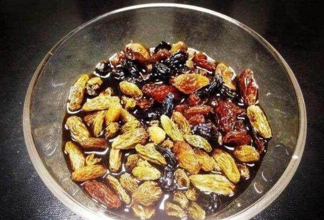 把醋倒进葡萄干里,想不到这么厉害,很多人还不知道,学会省钱了休闲区蓝鸢梦想 - Www.slyday.coM 把醋倒进葡萄干里,想不到这么厉害,很多人还不知道,学会省钱了休闲区蓝鸢梦想 - Www.slyday.coM