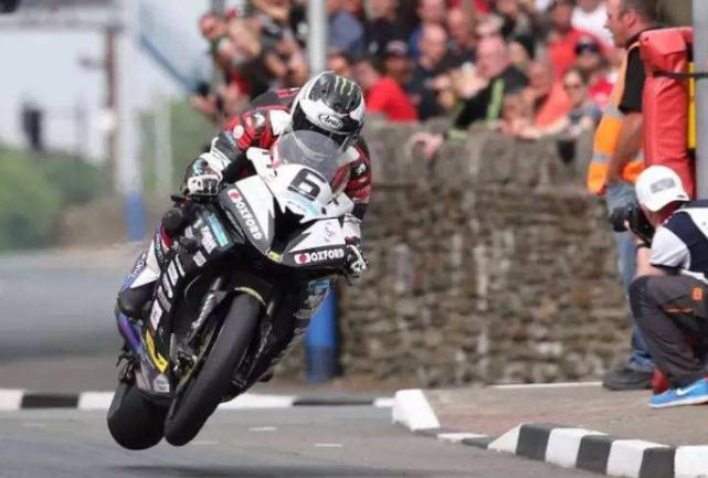 摩托车时速飙到330公里,是什么感觉?经过的瞬间才会明白!