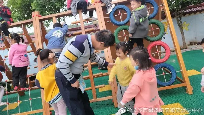 怎么回事?幼儿园的孩子们全跟“陌生人”走了