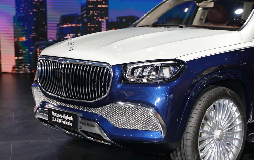 迈巴赫gls级为上白下蓝配色有多处金属材质车内搭载双联屏