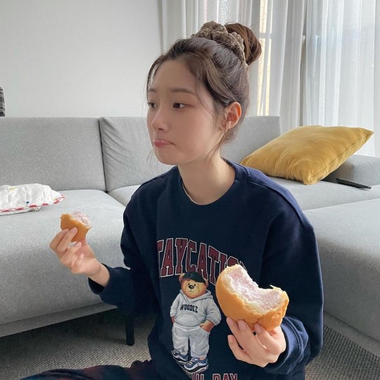 韩国女歌手郑采妍发照 丸子头俏丽可爱