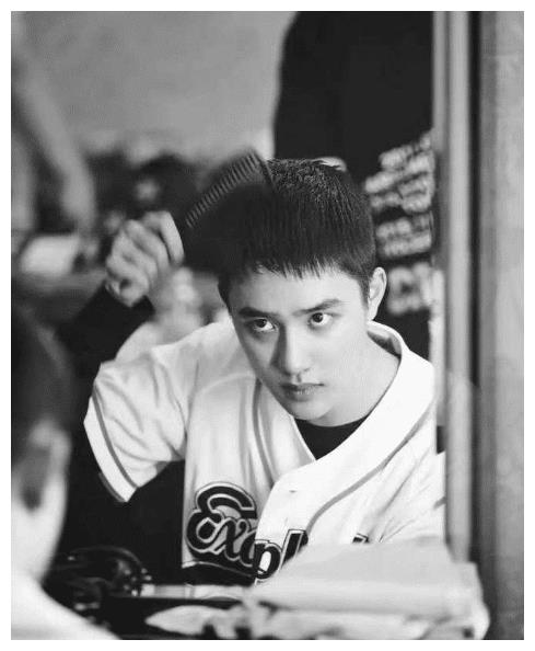 都暻秀,于 2012 年以男团 exo 成员身份出道,2019 年 7 月 都暻秀入伍