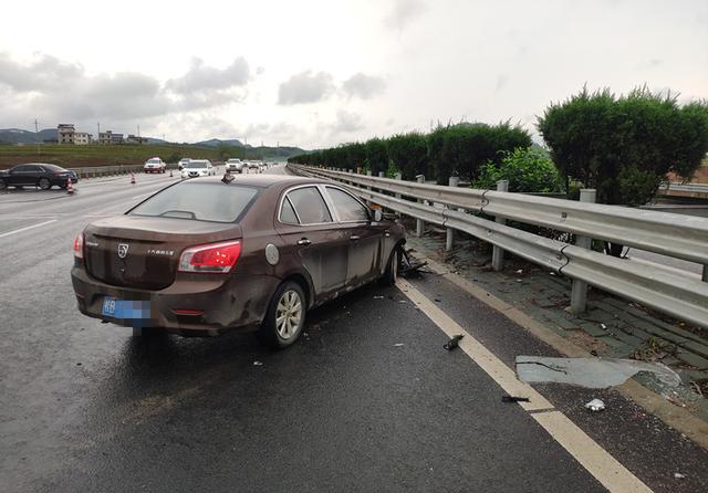 雨天路滑加大行车距