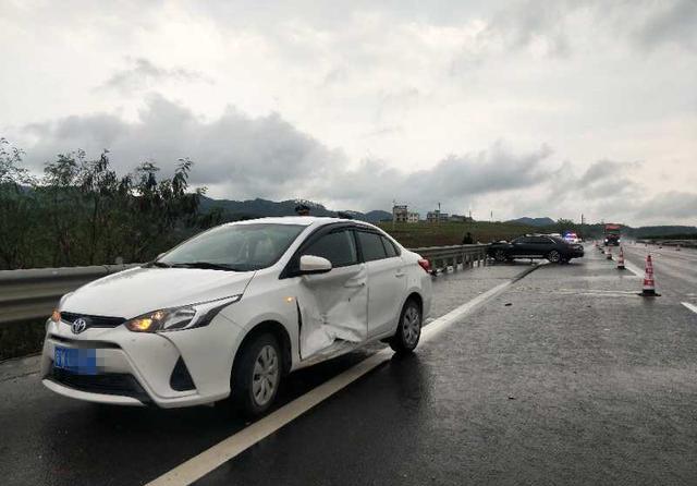 雨天路滑加大行车距