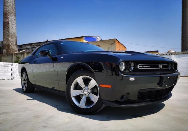 那么这款车型,有3.6的六缸机,还有5.7的发动机,还有地狱猫.