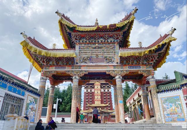 甘南合作最著名的地标建筑人称九层佛阁也是游客必去景点
