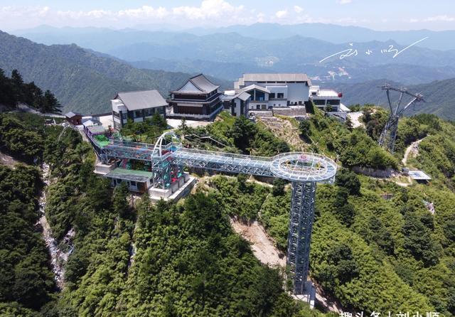 江西上饶葛仙山有一条"网红"玻璃栈道,惊险刺激,游客还不多