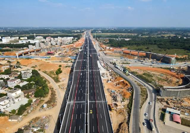 惊北海市向海大道南北枢纽互通立交下中间竟然有几栋房子