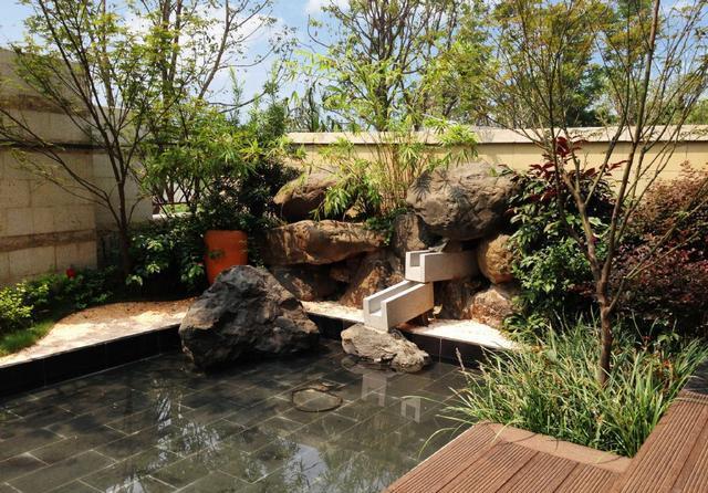 现在的别墅庭院,谁家还没点水景?