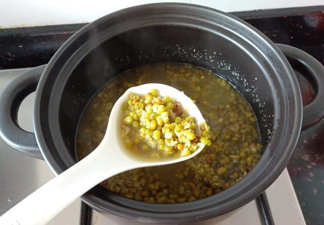 2,科学表明北方的水质碱性含量比较高,煮出来的绿豆汤看起来是红色