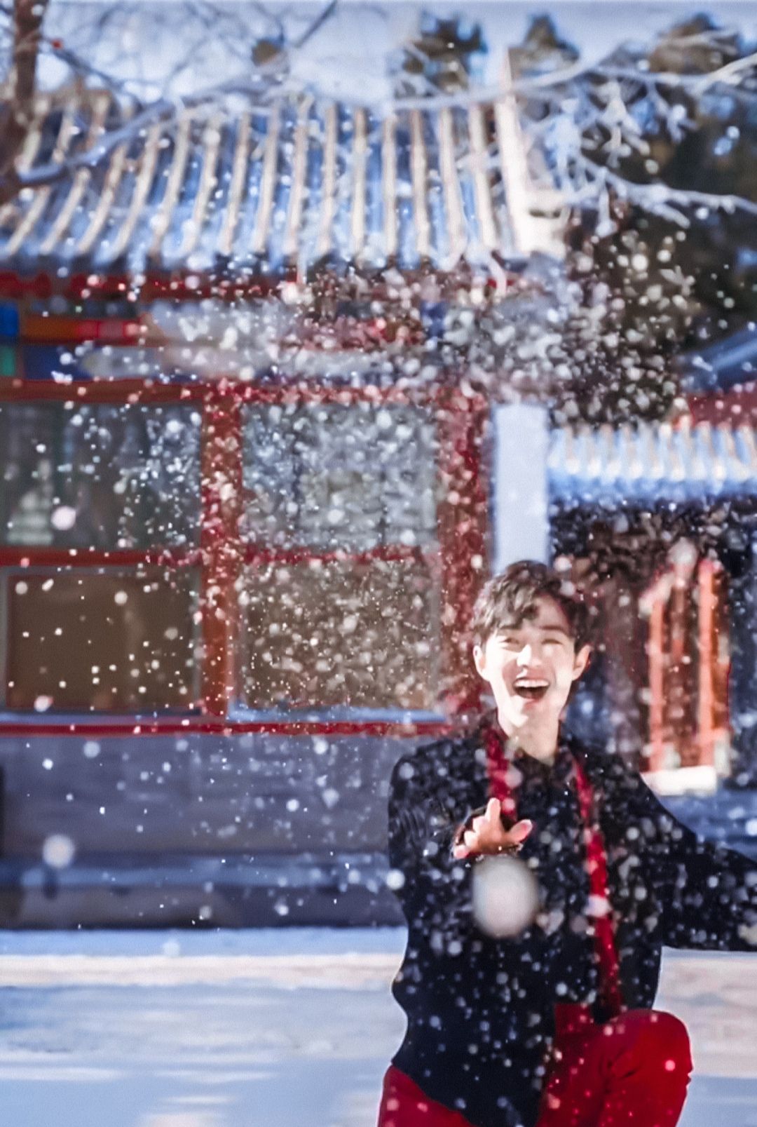 肖战雪景图真的好好看认真玩雪的肖战好可爱