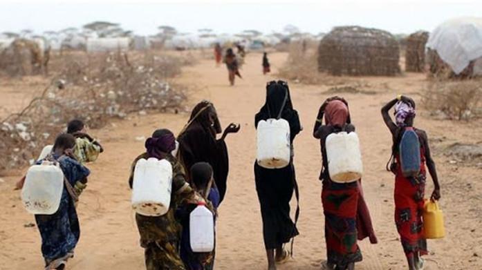 非洲最缺水的国家每天醒来就要去抢水一桶水要用7天