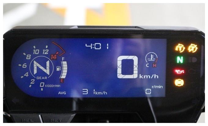 全新设计的全数位仪表板相当紧凑,有助于减轻把手周围重量,但这个仪表